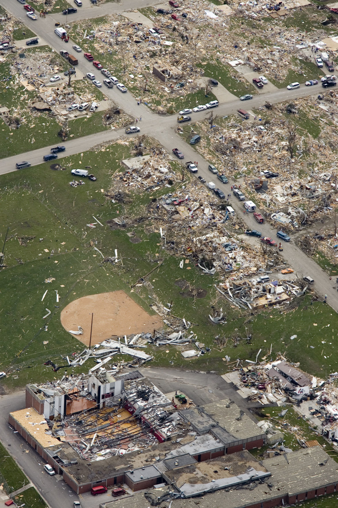052608AP-parkersburg-torn-2